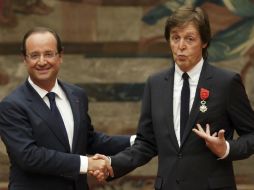 El presidente francés, Francois Hollande (izq) premia a McCartney (der) en el Palacio del Elíseo en París. AP  /