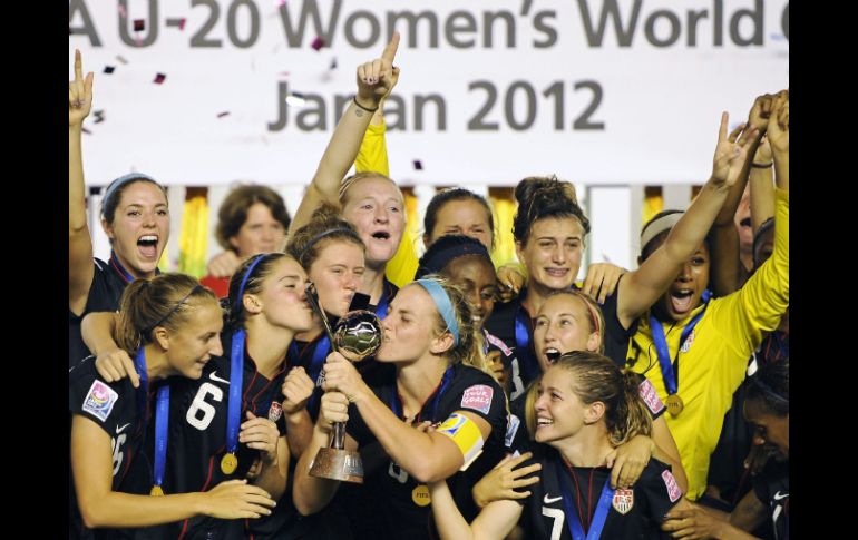 La escuadra femenil de EU celebra con la copa mundial en mano en su tricampeonato sub-20. EFE  /