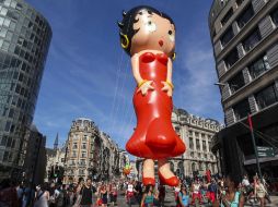 Una Betty Boop gigante adorna las calles de Bruselas. EFE  /