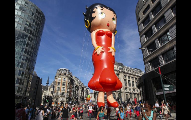 Una Betty Boop gigante adorna las calles de Bruselas. EFE  /