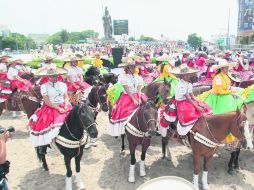 Fueron necesarias 250 toneladas de arena esparcidas alrededor de La Minerva para facilitar los ejercicios de las reinas de a caballo.  /