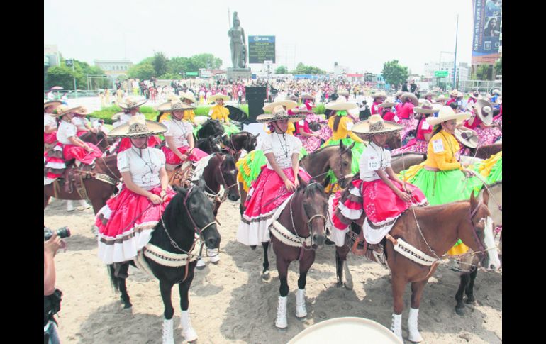 Fueron necesarias 250 toneladas de arena esparcidas alrededor de La Minerva para facilitar los ejercicios de las reinas de a caballo.  /