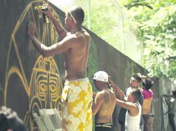 Grafiteros de Zapopan pintan murales. Durante tres meses unos 60 interesados aprendieron técnicas para mejorar su calidad artística.  /