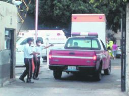 Bomberos tapatíos acudieron al estacionamiento de la PGR para retirar la sustancia química. ESPECIAL  /