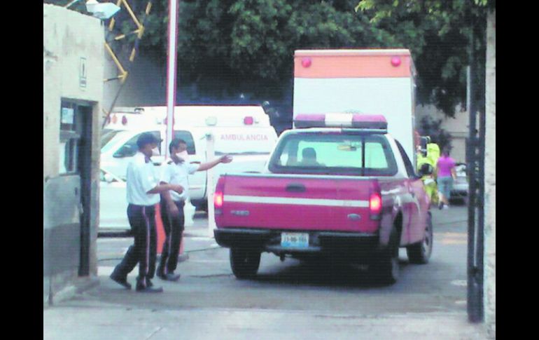 Bomberos tapatíos acudieron al estacionamiento de la PGR para retirar la sustancia química. ESPECIAL  /