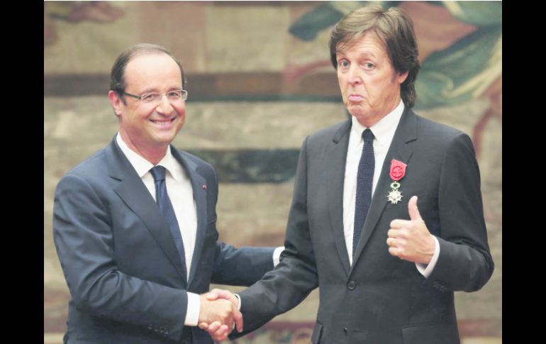 El presidente François Hollande entregó la insignia que reconoce la obra del músico británico. EFE  /