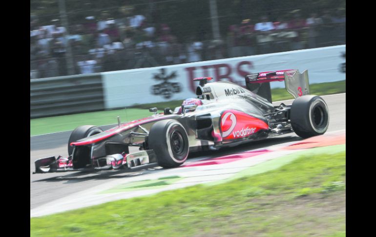 Dominio. El piloto inglés de McLaren, Lewis Hamilton, tuvo el mejor tiempo en dos de las tres prácticas en Monza. AP  /