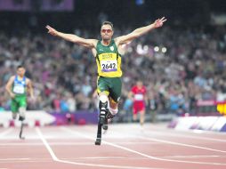 Oscar Pistorius, instantes después de ganar la prueba que domina, los 400 metros, ante un Estadio Olímpico londinense hasta el tope. AP  /