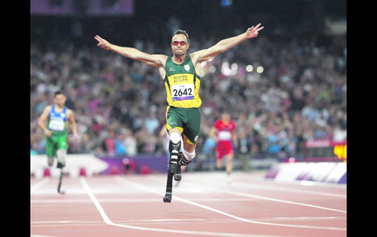 Oscar Pistorius, instantes después de ganar la prueba que domina, los 400 metros, ante un Estadio Olímpico londinense hasta el tope. AP  /