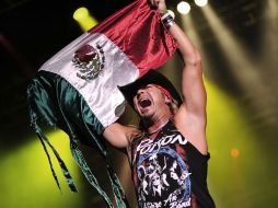 Bret Michaels, vocalista de Poison y protagonista de su reality ''Rock of love'' alza la bandera de México durante el concierto. EFE  /