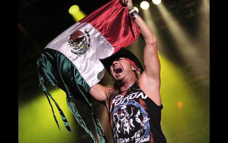 Bret Michaels, vocalista de Poison y protagonista de su reality ''Rock of love'' alza la bandera de México durante el concierto. EFE  /