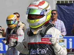 Sergio Pérez estalla de felicidad al bajar de su auto luego de terminar segundo en el circuito de Monza. EFE  /