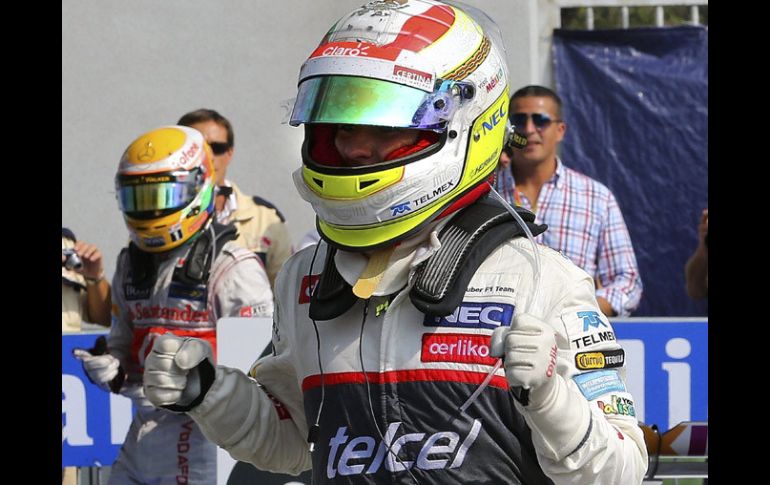 Sergio Pérez estalla de felicidad al bajar de su auto luego de terminar segundo en el circuito de Monza. EFE  /