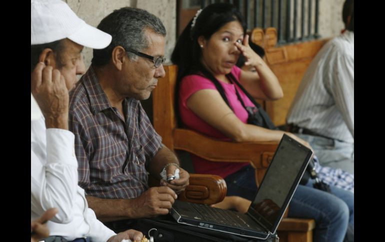 Las personas mayores de 50 años visita portales de información, ya que a la mayoría le da más confiabilidad. ARCHIVO  /