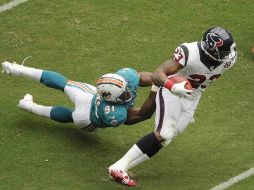 Arian Foster se escapa de un defensivo en el partido. AP  /