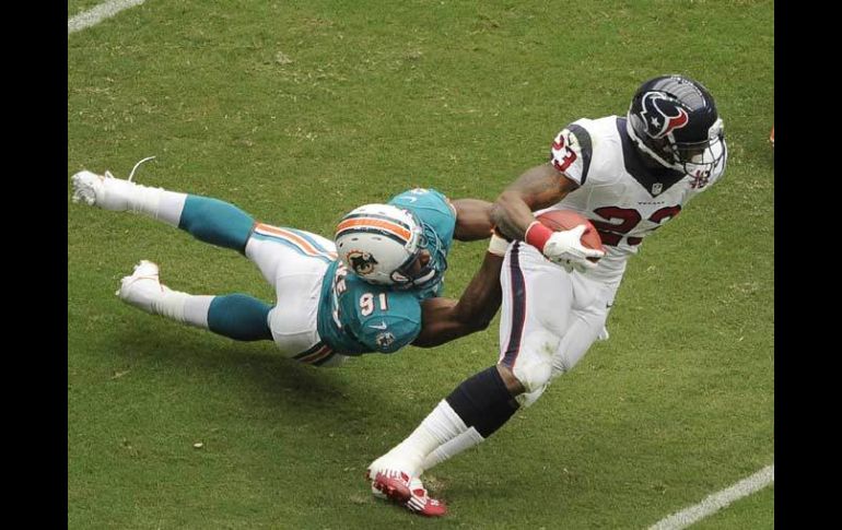 Arian Foster se escapa de un defensivo en el partido. AP  /