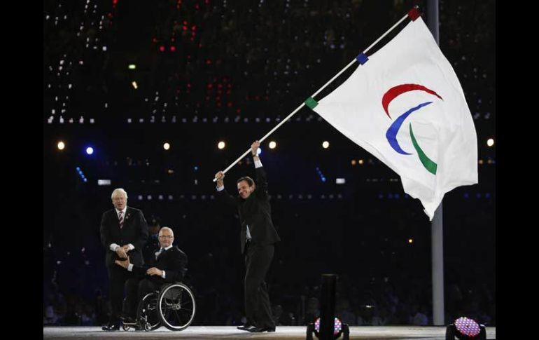 El alcalde de Río de Janeiro recibe la bandera de los paralímpicos para el próximo evento en le 2016. AP  /