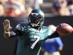 Michael Vick tuvo una mala tarde en Cleveland pero sacó la victoria. REUTERS  /