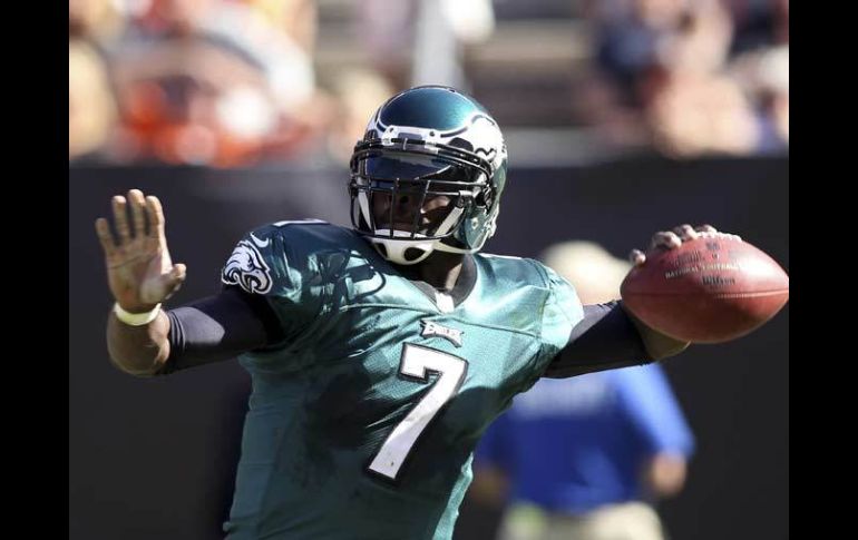 Michael Vick tuvo una mala tarde en Cleveland pero sacó la victoria. REUTERS  /