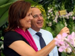 El Presidente Felipe Calderón y la Primera Dama, Margarita Zavala en su visita al Jardín Botánico en Singapur.EFE  /