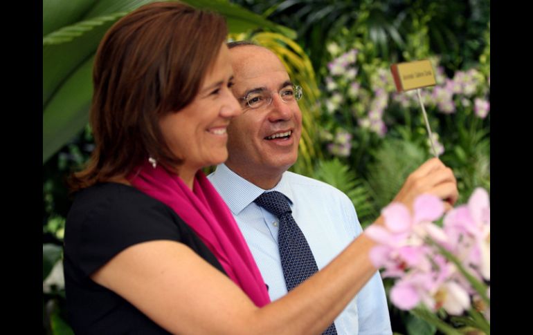 El Presidente Felipe Calderón y la Primera Dama, Margarita Zavala en su visita al Jardín Botánico en Singapur.EFE  /