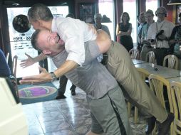 Gana la emoción. El dueño de una  pizzería levanta al presidente Barack Obama. AFP  /