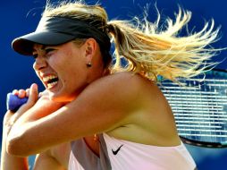 Sharapova devuelve la bola durante el encuentro con Azarenka, del torneo de tenis US Open, en Nueva York. EFE  /