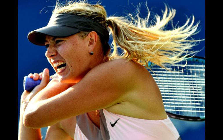 Sharapova devuelve la bola durante el encuentro con Azarenka, del torneo de tenis US Open, en Nueva York. EFE  /