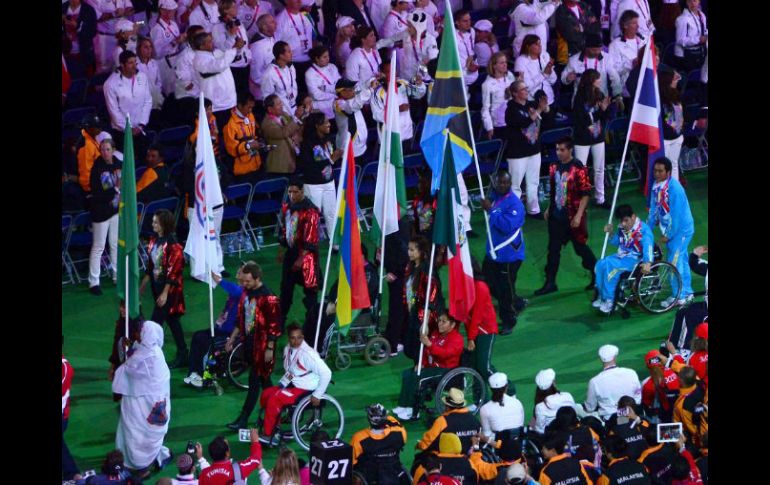 Abanderados de las distintas delegaciones participantes en los Juegos, desfilan durante ceremonia de clausura. NOTIMEX  /