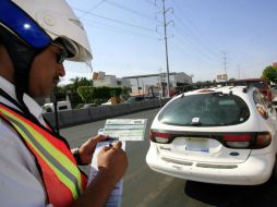 Habrá multas para automovilistas que incumplan con la norma. ARCHIVO  /