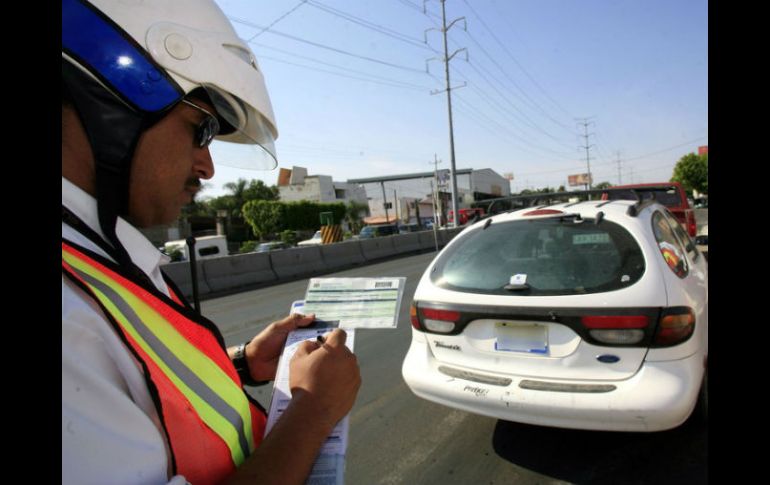 Habrá multas para automovilistas que incumplan con la norma. ARCHIVO  /