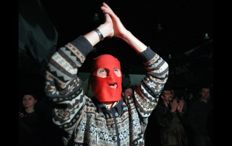 Un asistente al festival por la libertad de las Pussy Riot cubre su cara con una de las 'máscaras' que identifican a la banda. AFP  /