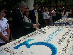 David Noel Ramírez (izq), rector del Tecnológico de Monterrey, parte el pastel por el aniversario de la institución.  /