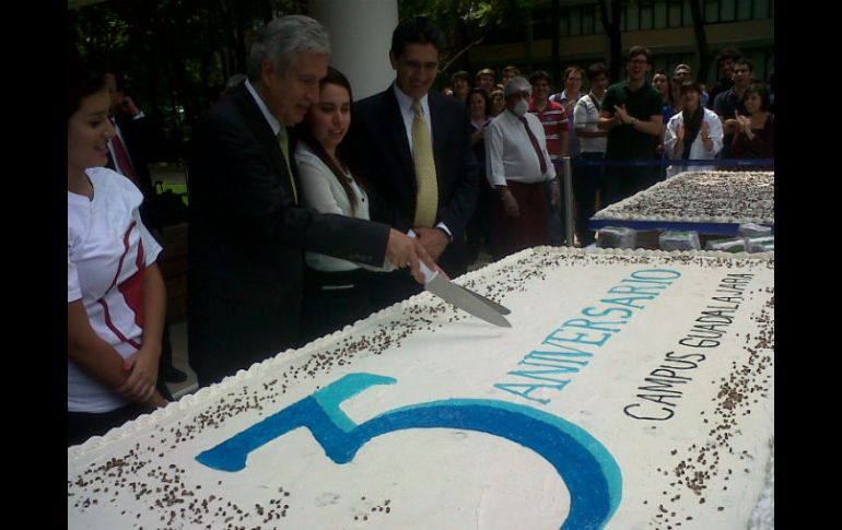 David Noel Ramírez (izq), rector del Tecnológico de Monterrey, parte el pastel por el aniversario de la institución.  /