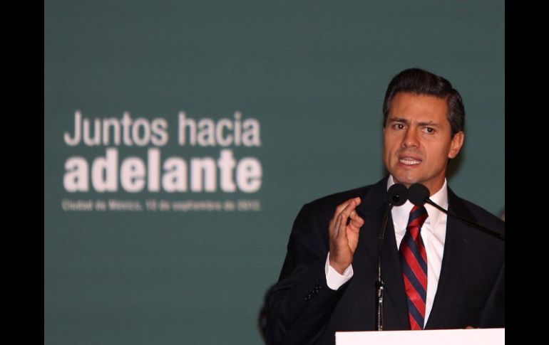 Enrique Peña Nieto presentó ante senadores del PRI y del PVEM una iniciativa de ley para fortalecer la transparencia. EFE  /