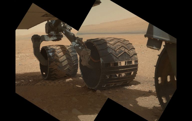 Las ruedas del lado izquierdo del robot Curiosity en Marte, combinadas a partir de imágenes tomadas por sí mismo. EFE  /