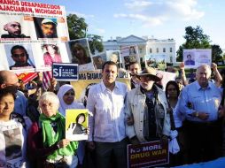 Sicilia y otros integrantes de la caravana exhiben carteles frente a la Casa Blanca, en Washington. NTX  /