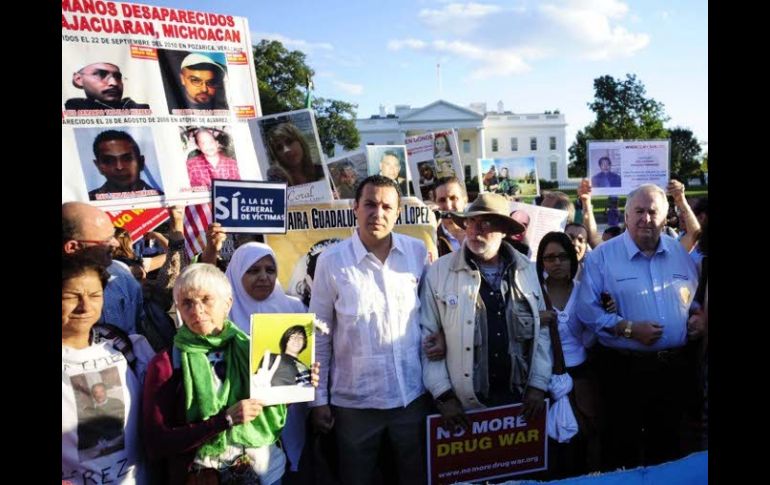 Sicilia y otros integrantes de la caravana exhiben carteles frente a la Casa Blanca, en Washington. NTX  /