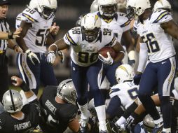 Antwan Barners de los Cargadores de San Diego recupera un balon durante el primer cuarto en el partido contra los Raiders.ESPECIAL  /