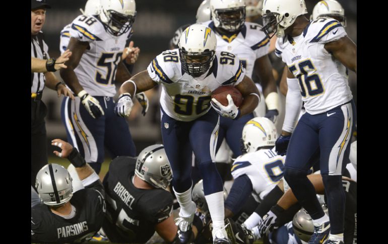 Antwan Barners de los Cargadores de San Diego recupera un balon durante el primer cuarto en el partido contra los Raiders.ESPECIAL  /