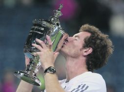 Finalmente. Andy Murray besa el trofeo emblemático del título en el US Open, tras su duelo maratónico en la gran final. AFP  /