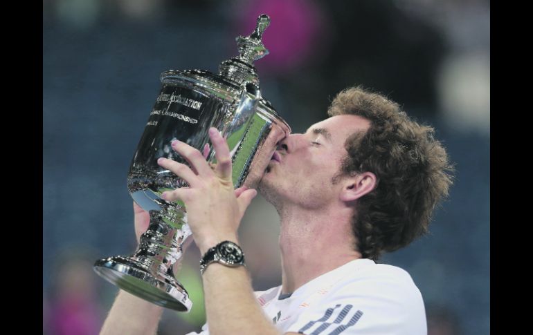 Finalmente. Andy Murray besa el trofeo emblemático del título en el US Open, tras su duelo maratónico en la gran final. AFP  /