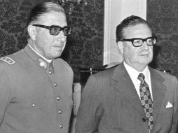 Tres semanas antes del gople de estado del 11 de septiembre de 1973: Augusto Pinochet y Salvador Allende. ARCHIVO  /