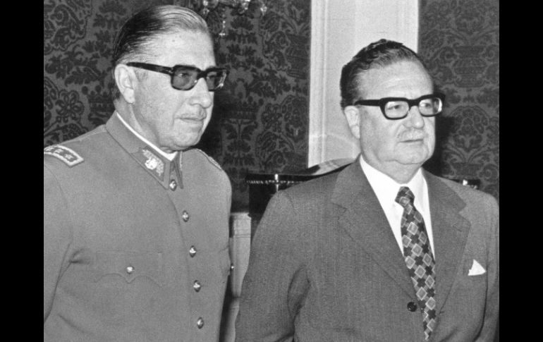 Tres semanas antes del gople de estado del 11 de septiembre de 1973: Augusto Pinochet y Salvador Allende. ARCHIVO  /