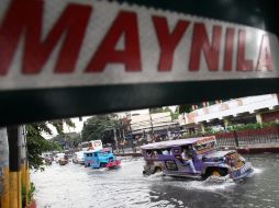 Las inundaciones en Manila tienen un gran aliado: la basura que la gente deposita en los cauces de agua. EFE  /