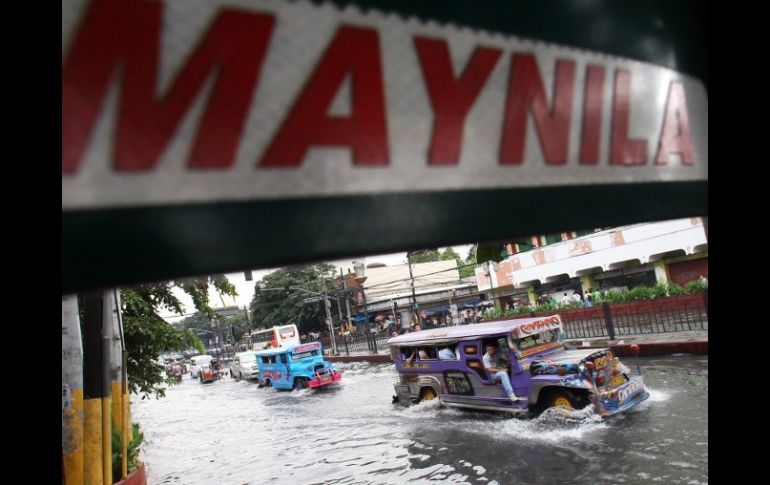 Las inundaciones en Manila tienen un gran aliado: la basura que la gente deposita en los cauces de agua. EFE  /