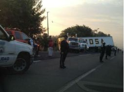 Agentes viales asisten a los automovilistas que se encuentran atorados en la zona. ESPECIAL @punkitipunk  /