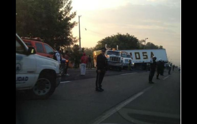 Agentes viales asisten a los automovilistas que se encuentran atorados en la zona. ESPECIAL @punkitipunk  /