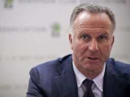 Karl-Heinz Rummenigge, presidente de la Asociación Europea de Clubes, habla de las advertencias a los clubes con deudas económicas. AP  /