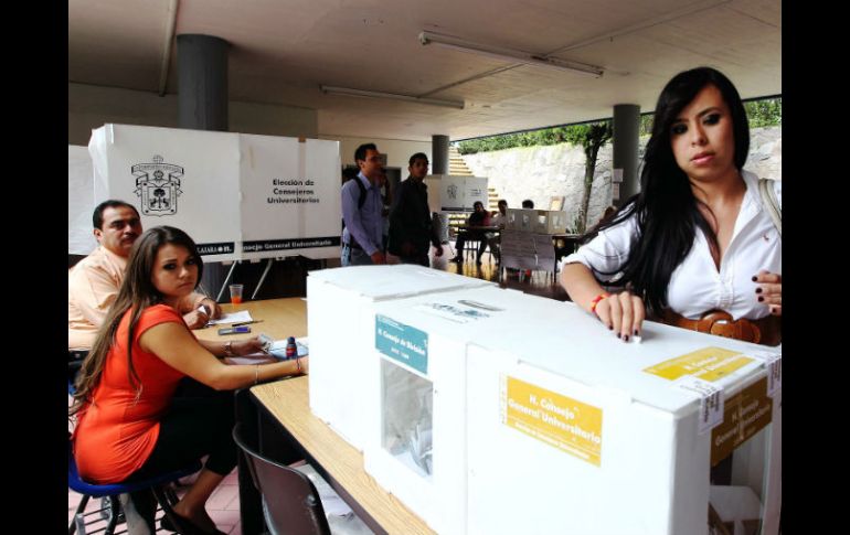 Imagen de la jornada electoral en el Centro Universitario de Ciencias Sociales y Humanidades.  /